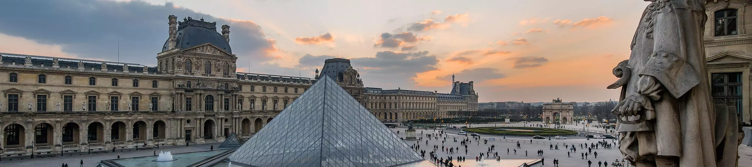 Cour Napoléon et Pyramide